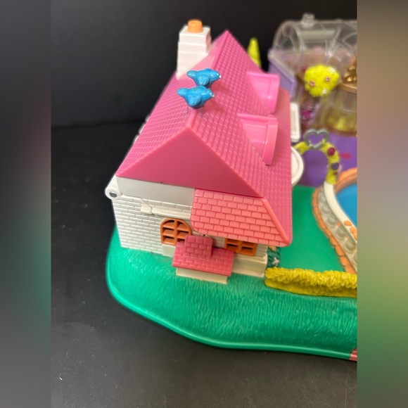 Polly Pocket Magical Movin’ Pollyville Playset - Picture 12 of 16